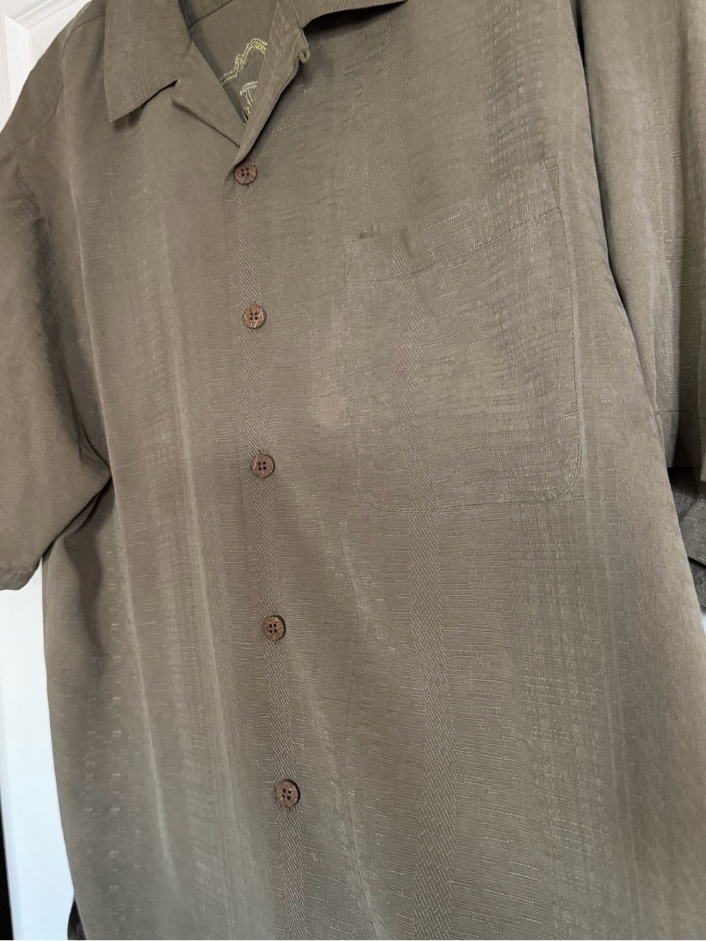 Classic Tommy Bahama 100% Silk Sage Green Short Sleeve Button-Up Shirt in L